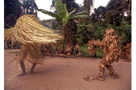Aka-Pygmäen in der Zentralafrikanischen Republik- Engedi, die Waldgeister, beim Mo-Kondi-Tanz, 2010 © Harald Schmitt Photo