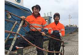 Seeleute aus Indonesien sicher im Lübecker Hafen nach überstandenem Sturm © Deutsche Seemannsmission Lübeck