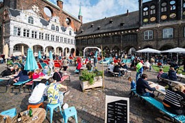 Lübeck ÜBERGANGSWOCHENENDE – POPUP Bühne auf dem Markt © LTM