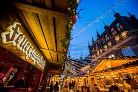 Lübeck – Weihnachtsmarkt am historischen Rathaus © LTM